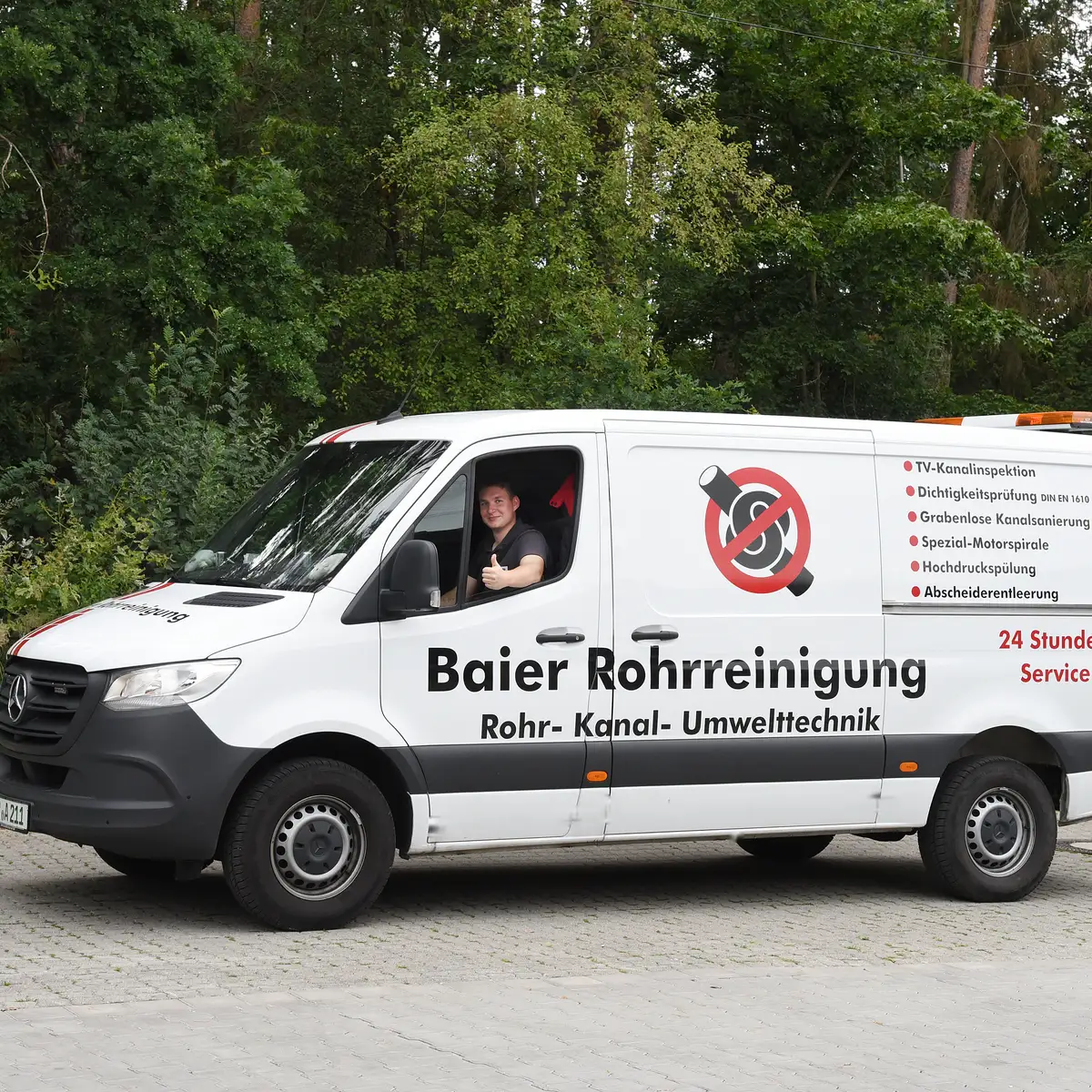 Einsatzwagen der Baier Rohrreinigung mit Techniker am Steuer