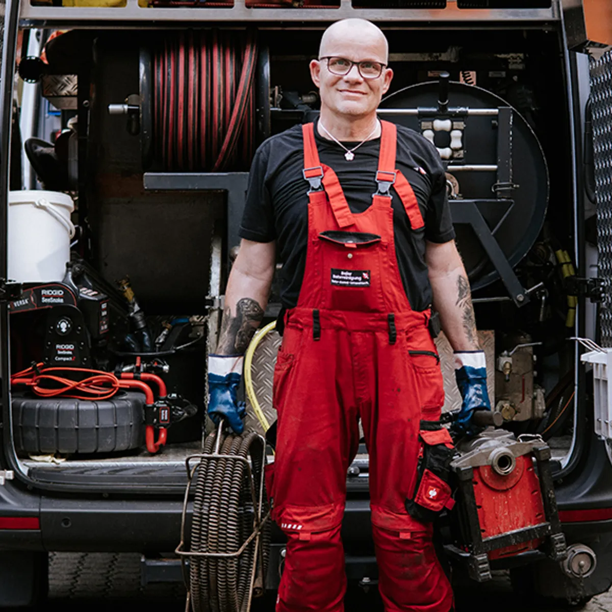 Techniker der Baier Rohrreinigung vor dem Einsatzwagen mit Spiralgerät