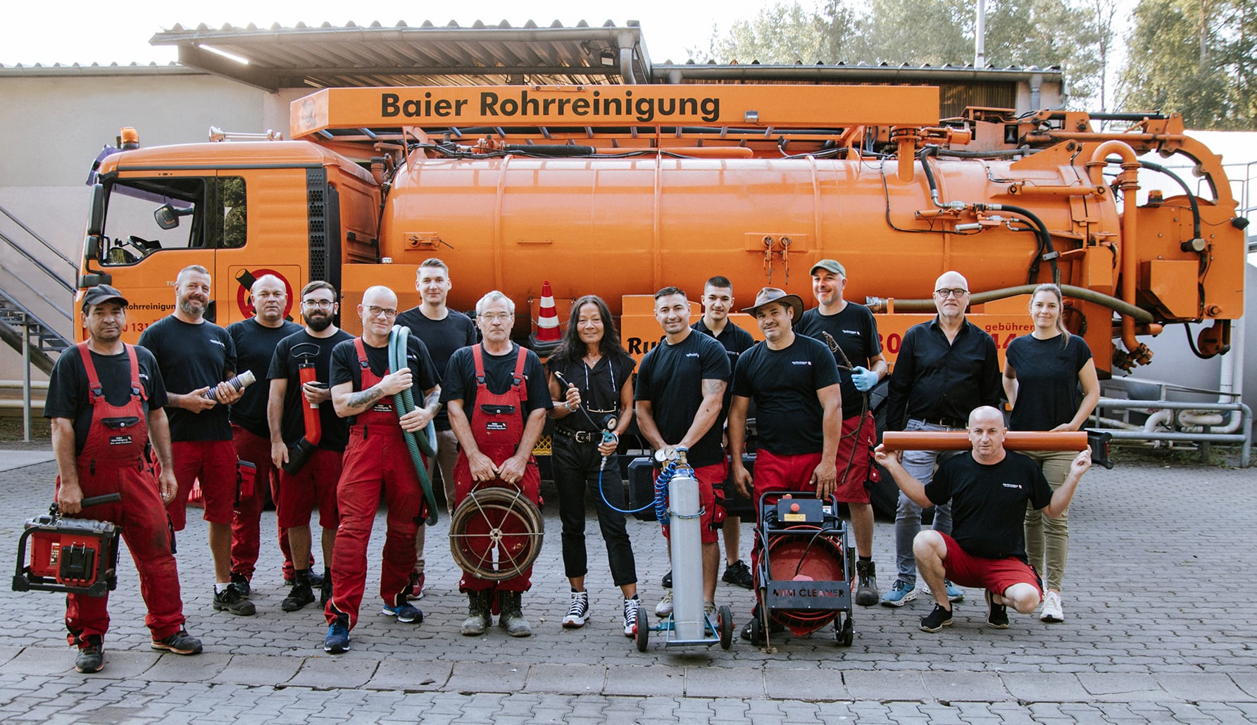 Das Team der Baier Rohrreinigung GmbH vor dem Saugwagen
